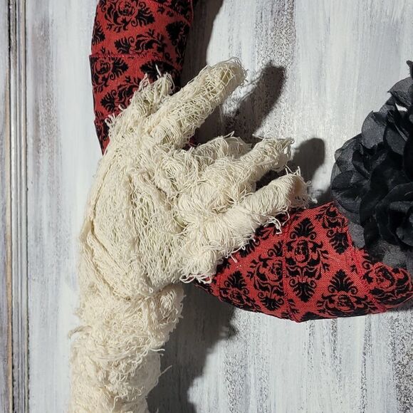 Victorian Mummy Hand Flower Wreath - Picture 3 of 16